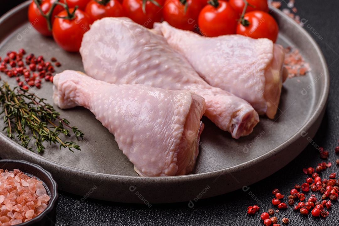 A imagem mostra sobrecoxas de frango cruas, com pele e osso, prontas para serem preparadas