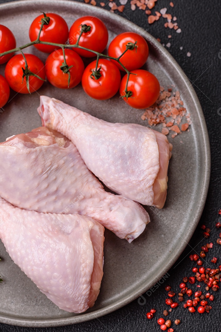 A imagem mostra sobrecoxas de frango cruas, com pele e osso, prontas para serem preparadas