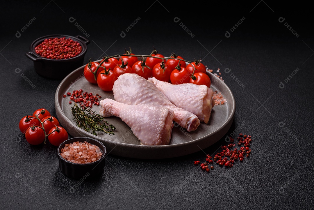 A imagem mostra sobrecoxas de frango cruas, com pele e osso, prontas para serem preparadas