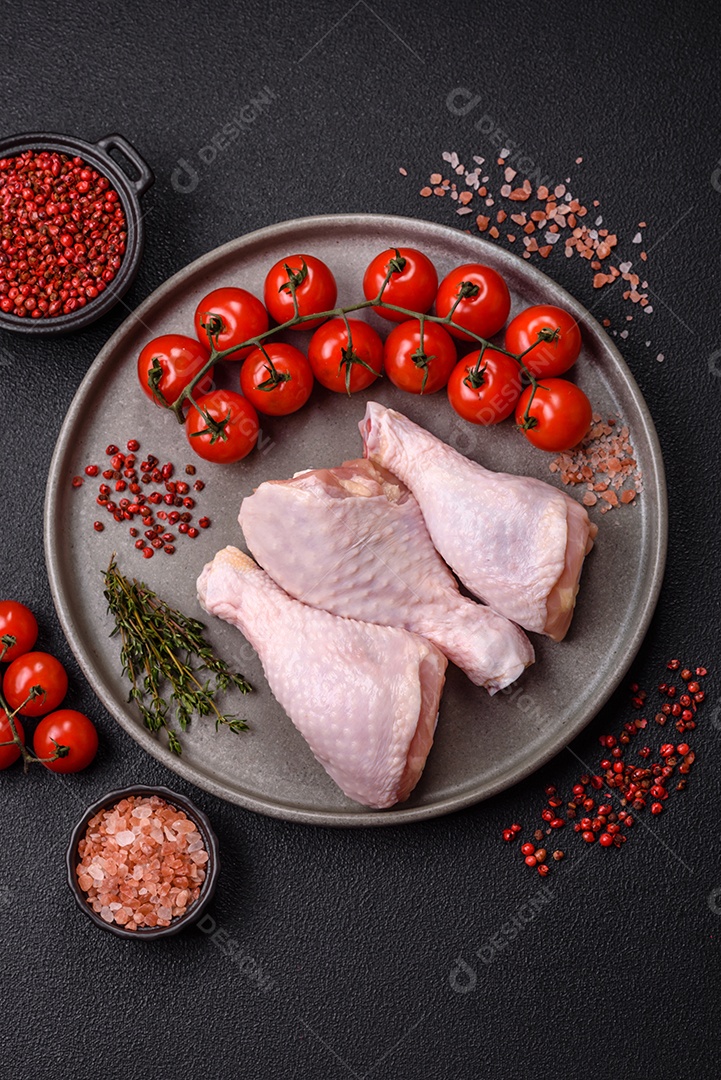 A imagem mostra sobrecoxas de frango cruas, com pele e osso, prontas para serem preparadas