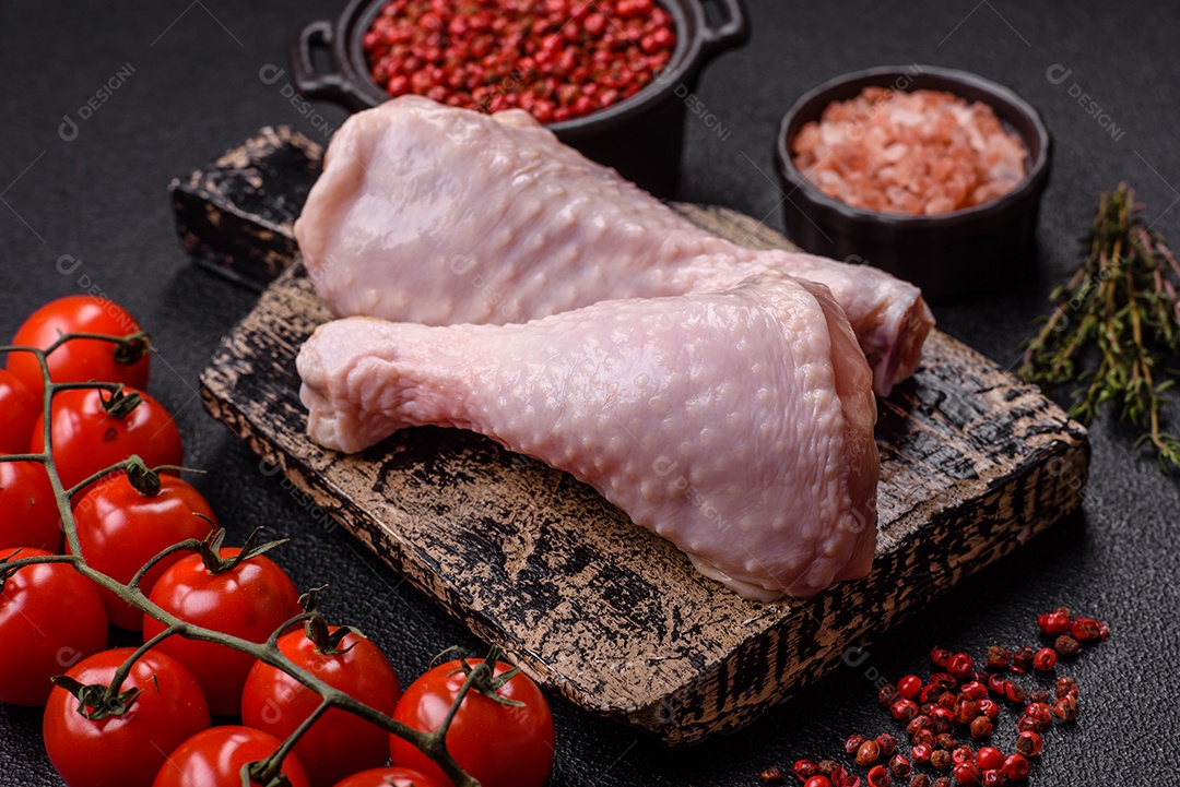 A imagem mostra sobrecoxas de frango cruas, com pele e osso, prontas para serem preparadas