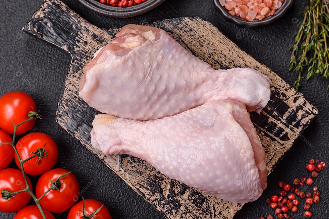 A imagem mostra sobrecoxas de frango cruas, com pele e osso, prontas para serem preparadas