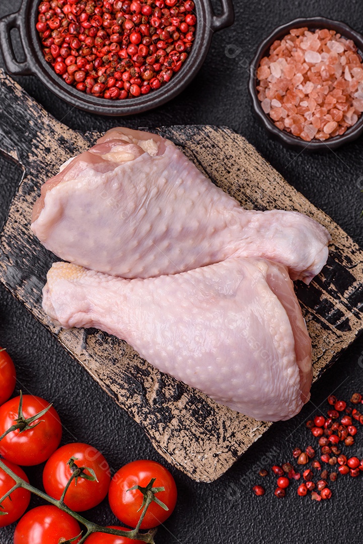 A imagem mostra sobrecoxas de frango cruas, com pele e osso, prontas para serem preparadas