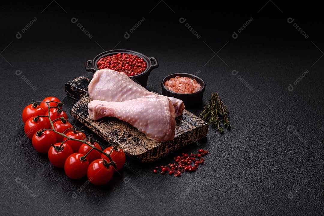 A imagem mostra sobrecoxas de frango cruas, com pele e osso, prontas para serem preparadas