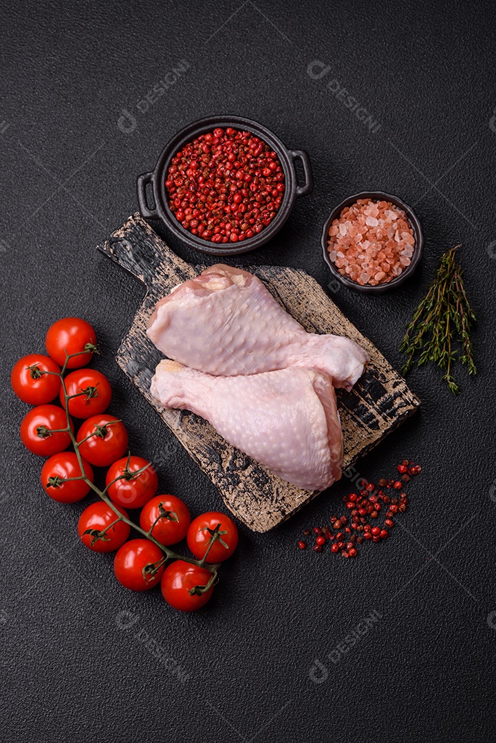 A imagem mostra sobrecoxas de frango cruas, com pele e osso, prontas para serem preparadas
