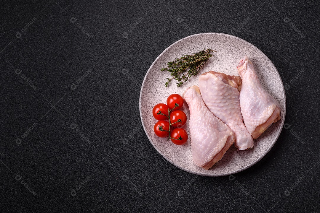 A imagem mostra sobrecoxas de frango cruas, com pele e osso, prontas para serem preparadas