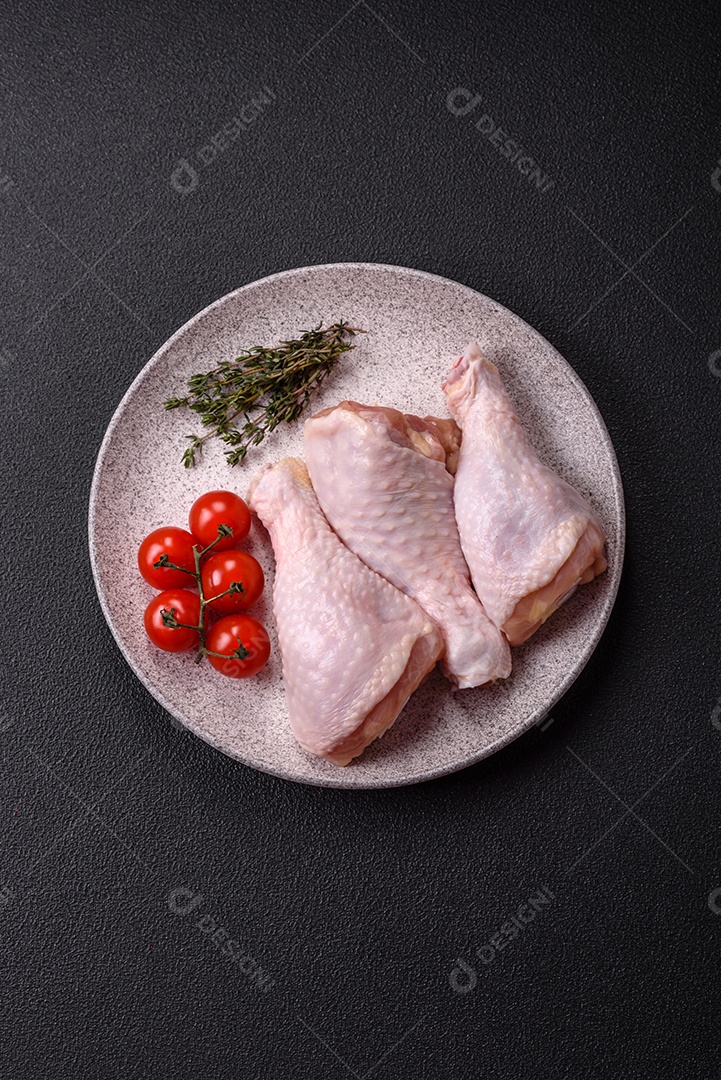 Retrato de sobrecoxas de frango cruas, desossadas e sem pele, prontas para preparo.