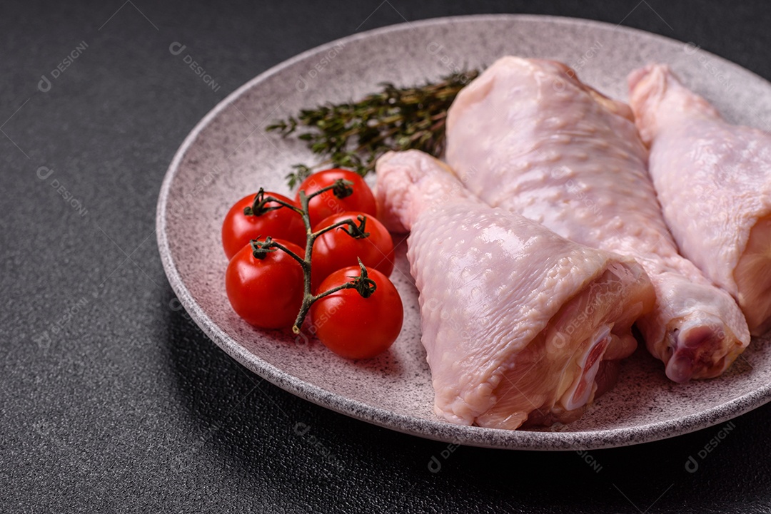Retrato de sobrecoxas de frango cruas, desossadas e sem pele, prontas para preparo.