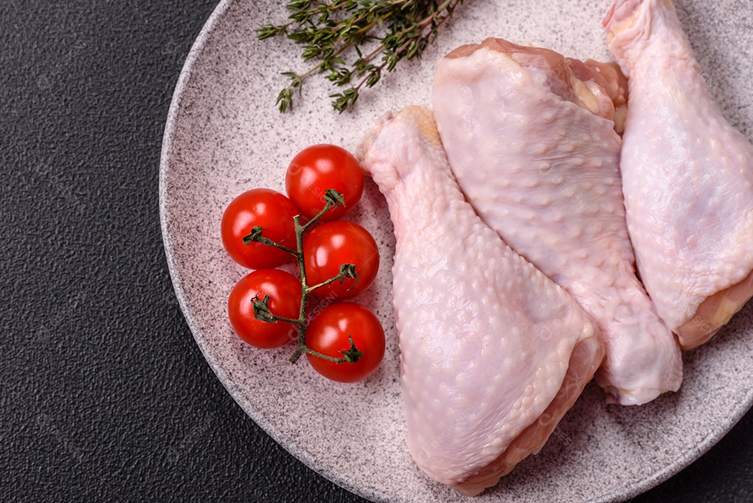 A imagem mostra carne moída crua, um tipo de carne feita de carne bovina