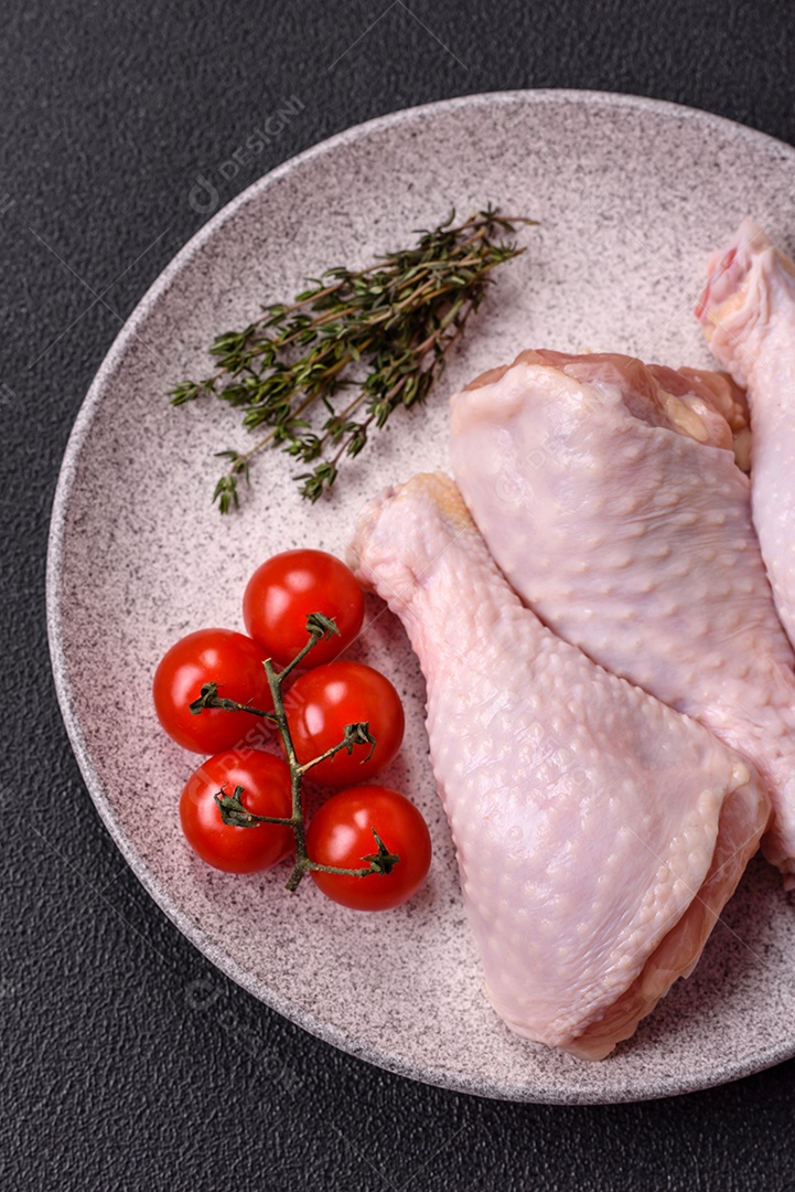 A imagem mostra carne moída crua, um tipo de carne feita de carne bovina