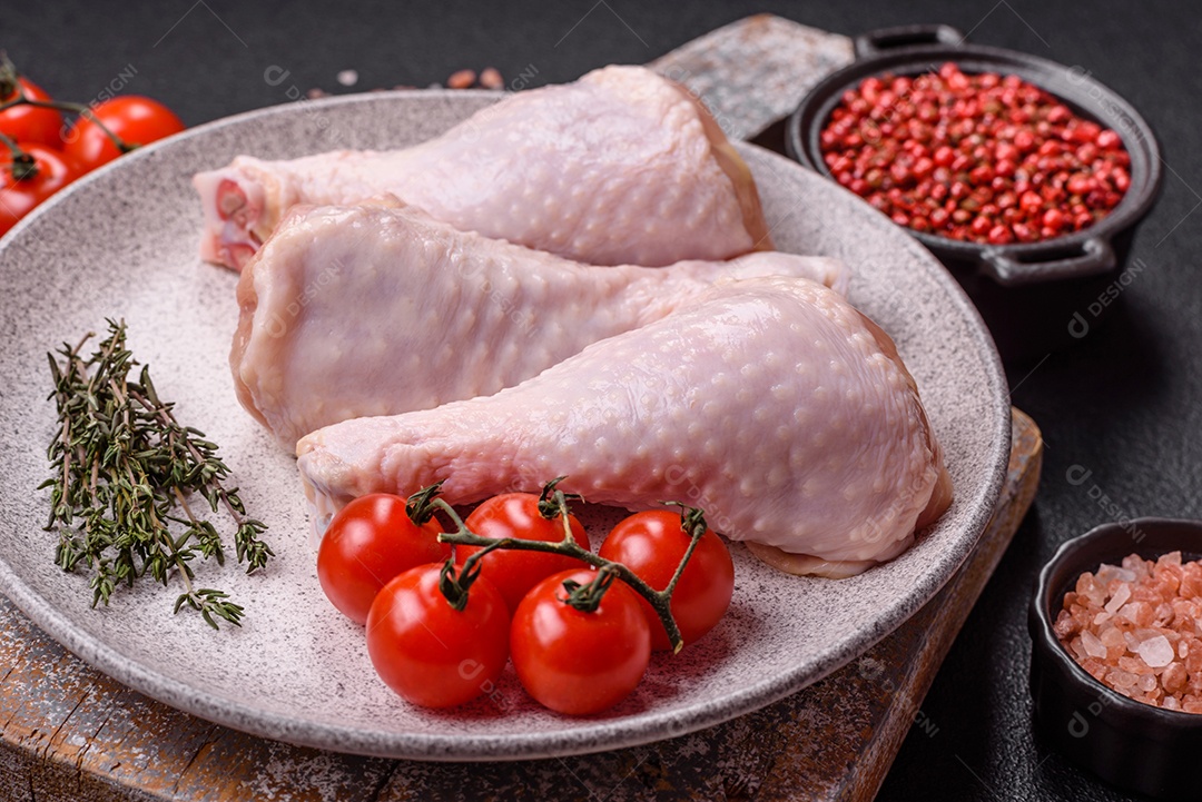 A imagem mostra carne moída crua, um tipo de carne feita de carne bovina