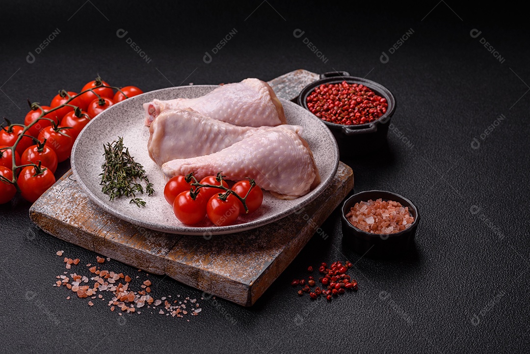 A imagem mostra carne moída crua, um tipo de carne feita de carne bovina