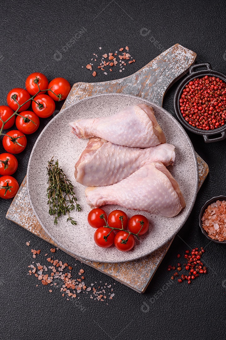 Retrato de sobrecoxas de frango cruas, desossadas e sem pele, prontas para preparo.