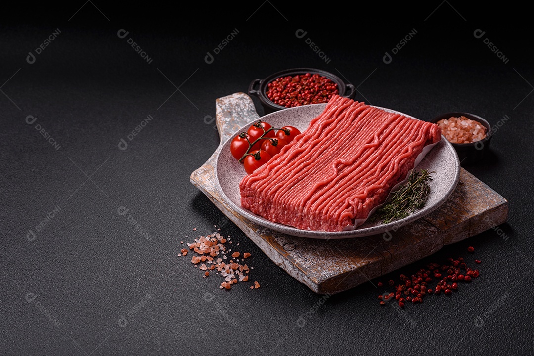 A imagem mostra carne moída crua, um tipo de carne feita de carne bovina