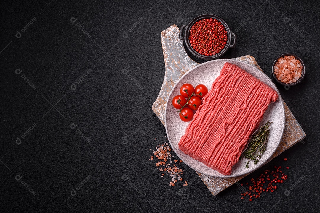 A imagem mostra carne moída crua, um tipo de carne feita de carne bovina