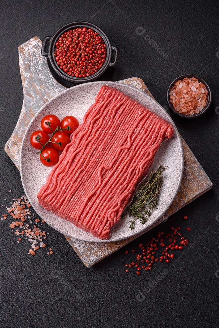 A imagem mostra carne moída crua, um tipo de carne feita de carne bovina