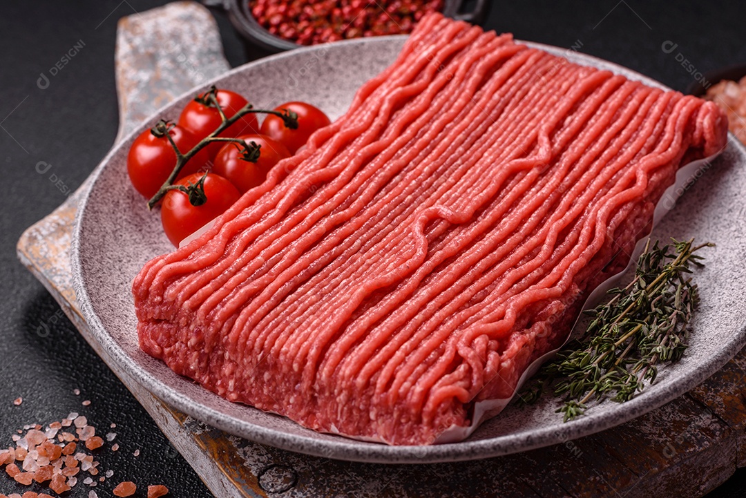 A imagem mostra carne moída crua, um tipo de carne feita de carne bovina