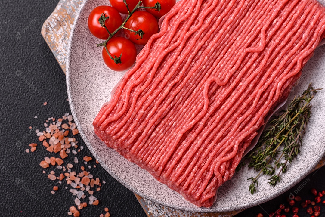 A imagem mostra carne moída crua, um tipo de carne feita de carne bovina
