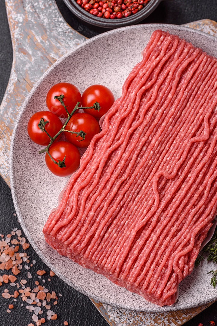 A imagem mostra carne moída crua, um tipo de carne feita de carne bovina