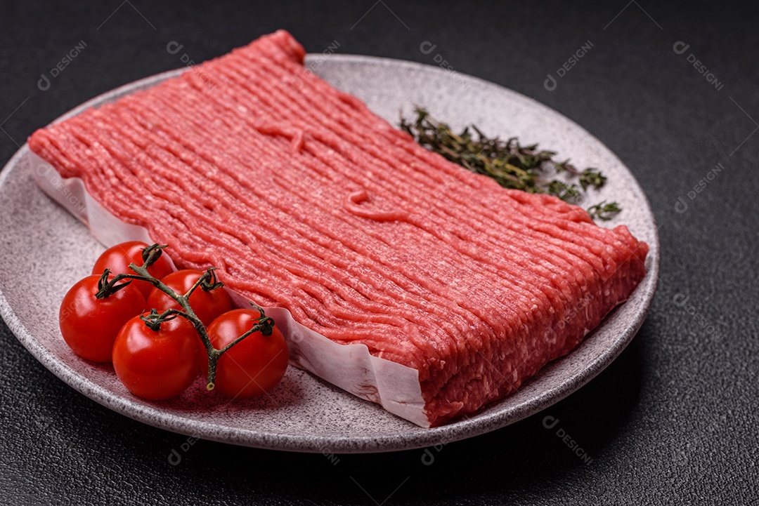 A imagem mostra carne moída crua, um tipo de carne feita de carne bovina