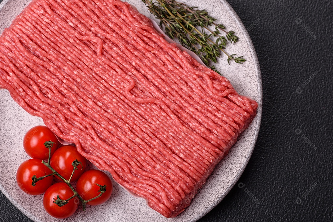 A imagem mostra carne moída crua, um tipo de carne feita de carne bovina