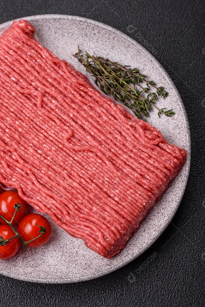 A imagem mostra carne moída crua, um tipo de carne feita de carne bovina