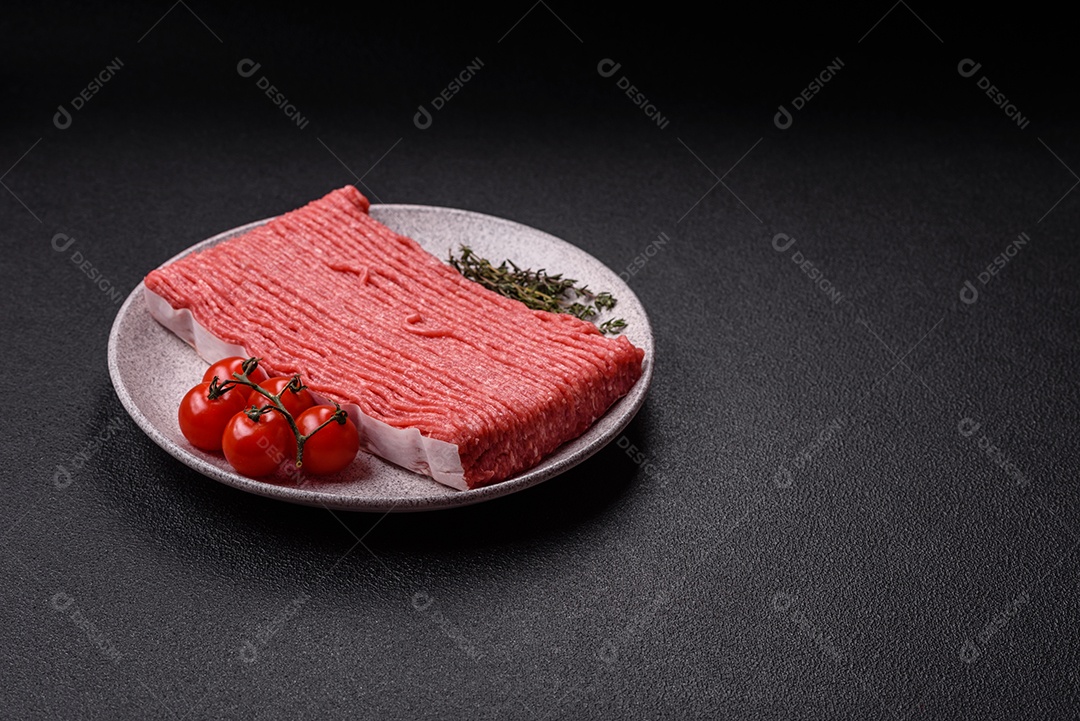 A imagem mostra carne moída crua, um tipo de carne feita de carne bovina