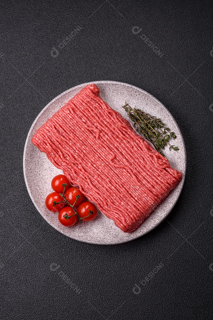 A imagem mostra carne moída crua, um tipo de carne feita de carne bovina