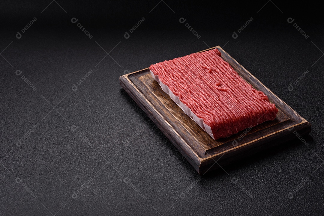 A imagem mostra carne moída crua, um tipo de carne feita de carne bovina