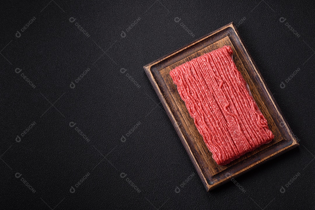 A imagem mostra carne moída crua, um tipo de carne feita de carne bovina