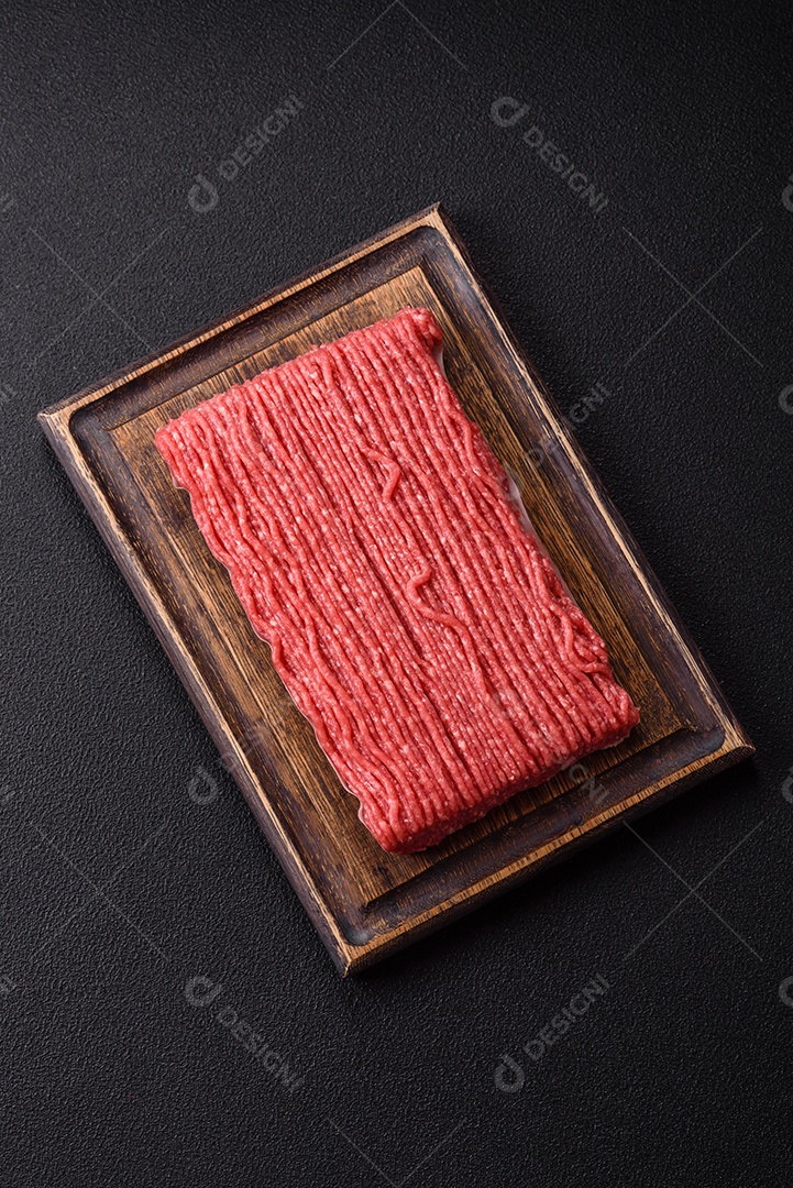 A imagem mostra carne moída crua, um tipo de carne feita de carne bovina