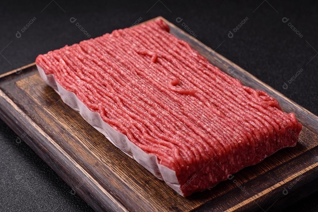 A imagem mostra carne moída crua, um tipo de carne feita de carne bovina