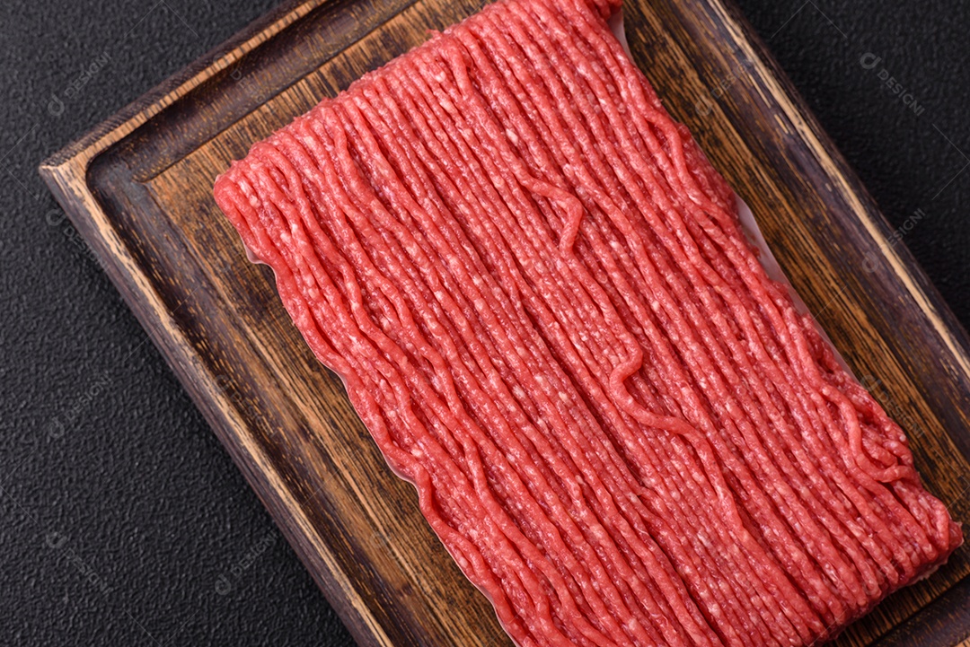 A imagem mostra carne moída crua, um tipo de carne feita de carne bovina