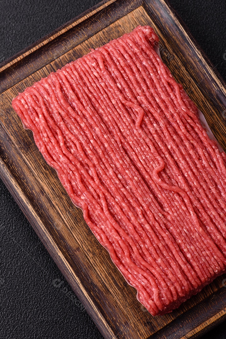 A imagem mostra carne moída crua, um tipo de carne feita de carne bovina