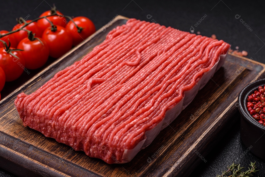 A imagem mostra carne moída crua, um tipo de carne feita de carne bovina