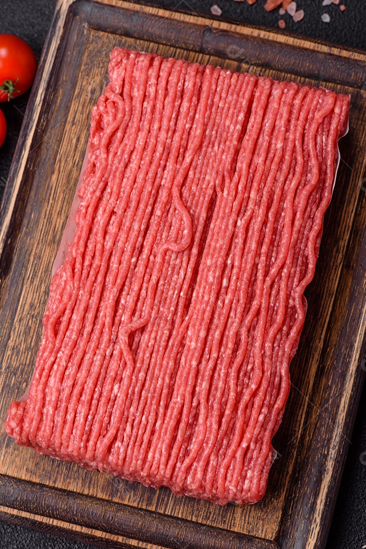 A imagem mostra carne moída crua, um tipo de carne feita de carne bovina