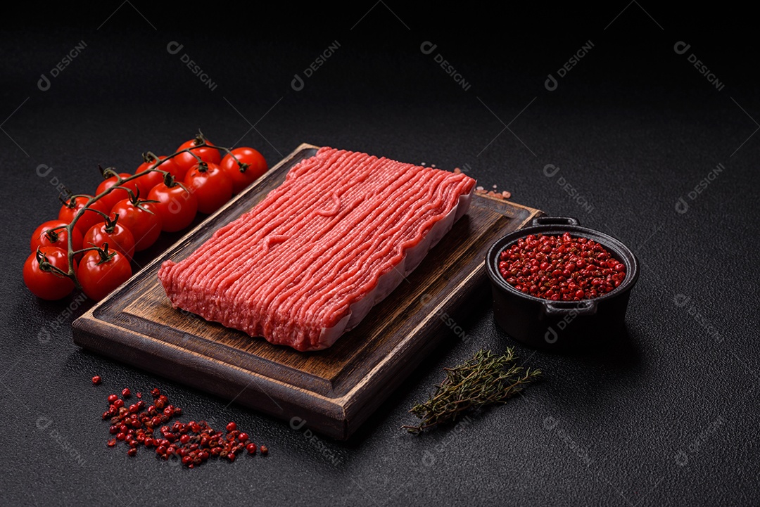 A imagem mostra carne moída crua, um tipo de carne feita de carne bovina