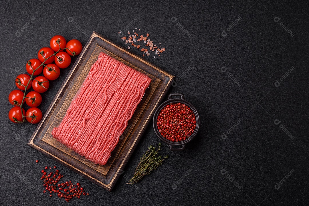 A imagem mostra carne moída crua, um tipo de carne feita de carne bovina