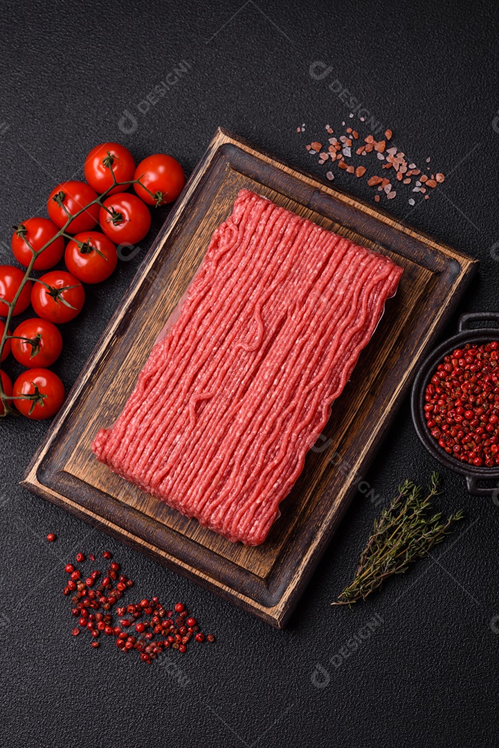 A imagem mostra carne moída crua, um tipo de carne feita de carne bovina