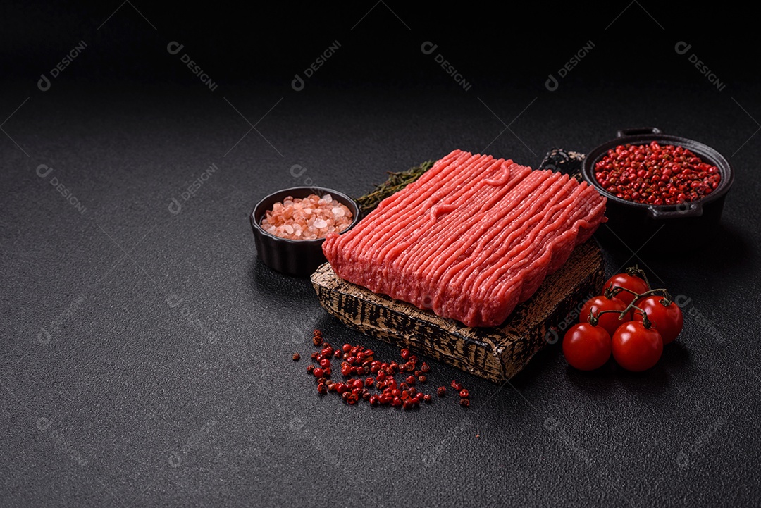 A imagem mostra carne moída crua, um tipo de carne feita de carne bovina