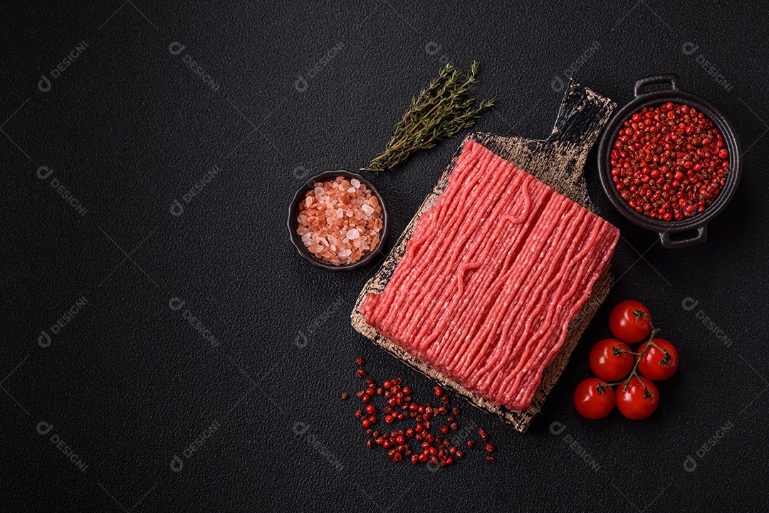 A imagem mostra carne moída crua, um tipo de carne feita de carne bovina