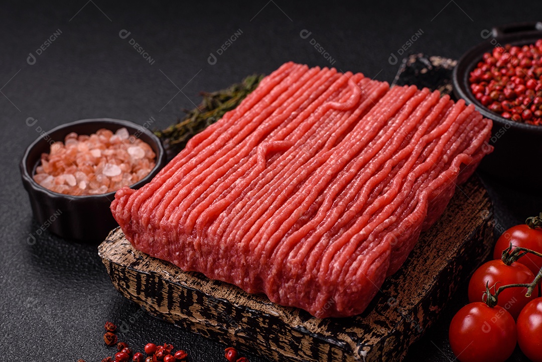 A imagem mostra carne moída crua, um tipo de carne feita de carne bovina