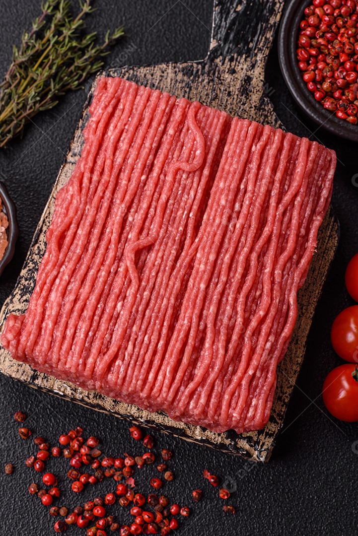 A imagem mostra carne moída crua, um tipo de carne feita de carne bovina