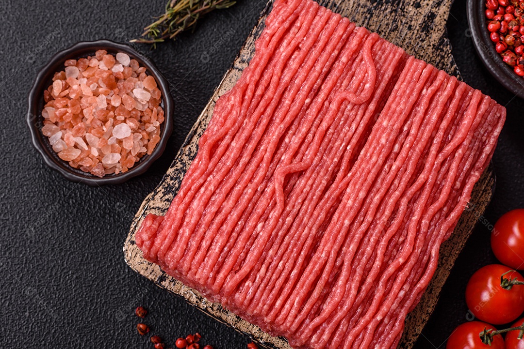 A imagem mostra carne moída crua, um tipo de carne feita de carne bovina