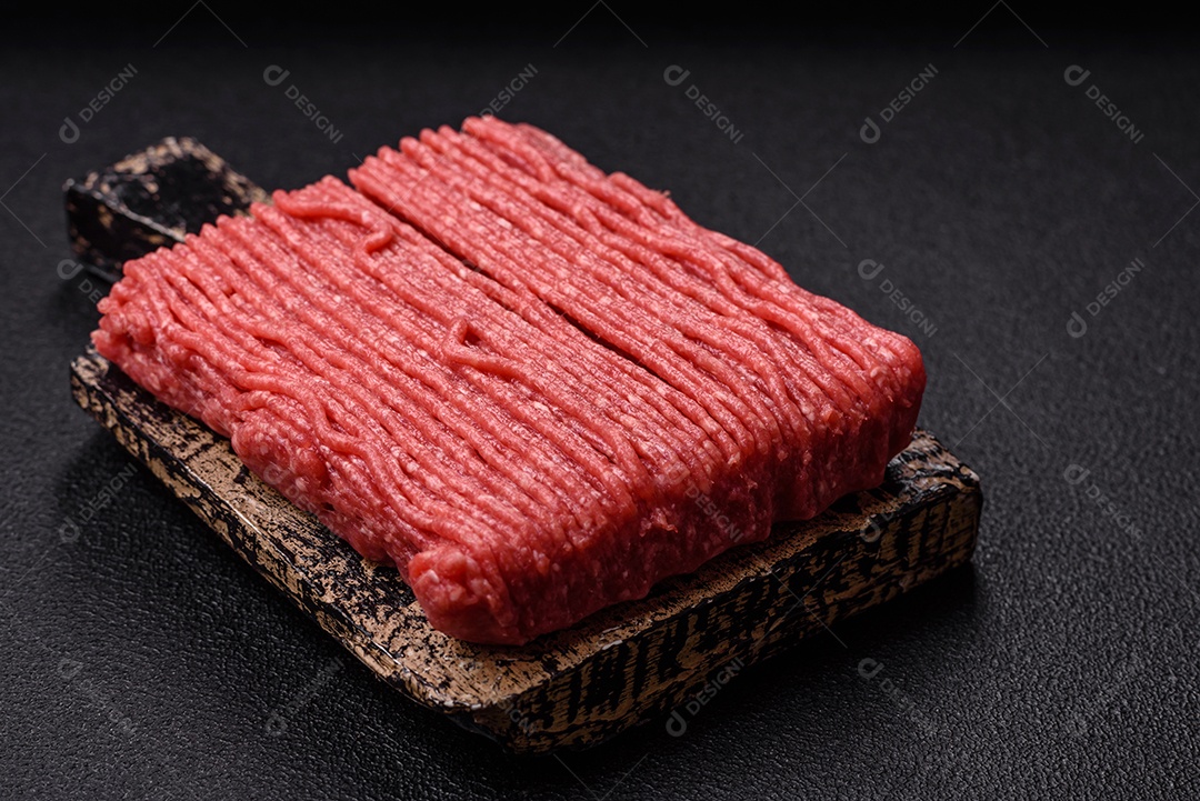 A imagem mostra carne moída crua, um tipo de carne feita de carne bovina
