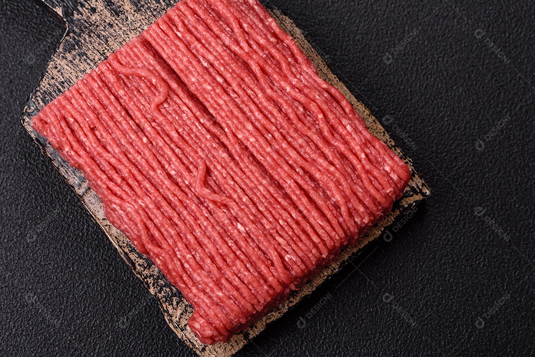 A imagem mostra carne moída crua, um tipo de carne feita de carne bovina