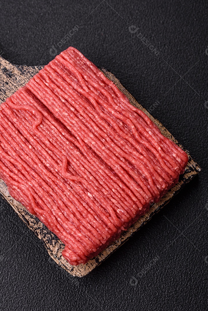 A imagem mostra carne moída crua, um tipo de carne feita de carne bovina