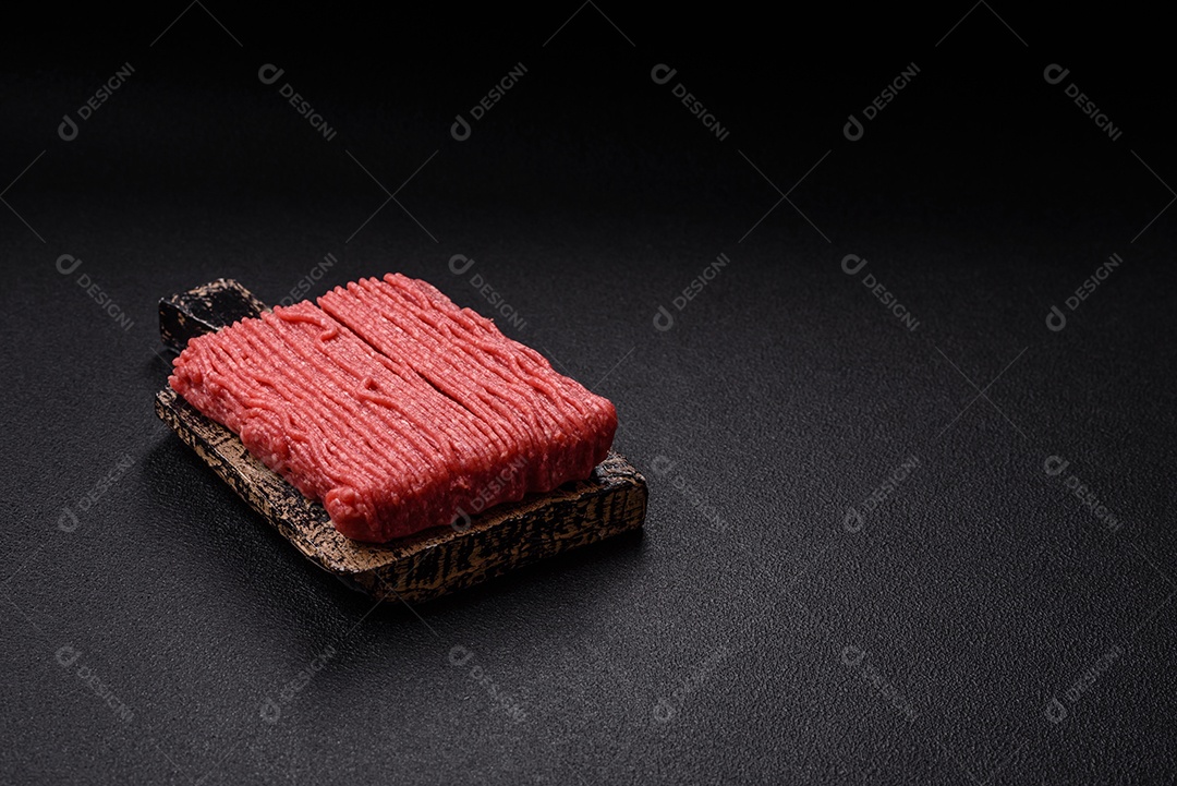 A imagem mostra carne moída crua, um tipo de carne feita de carne bovina