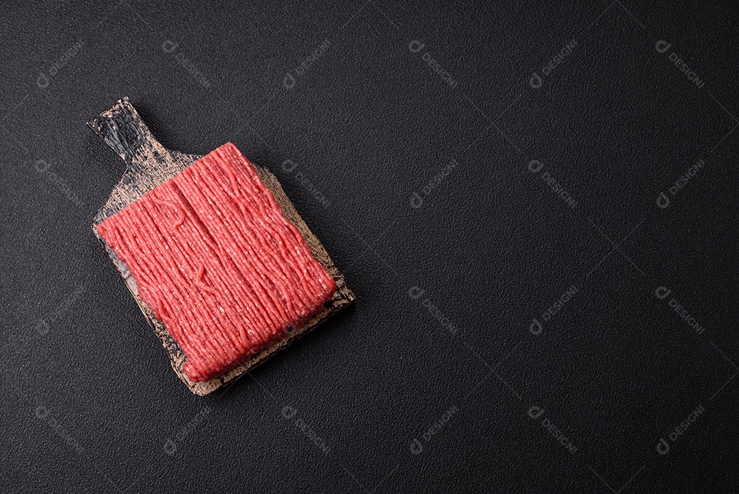 A imagem mostra carne moída crua, um tipo de carne feita de carne bovina