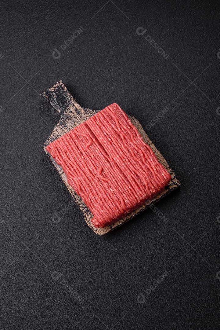 A imagem mostra carne moída crua, um tipo de carne feita de carne bovina